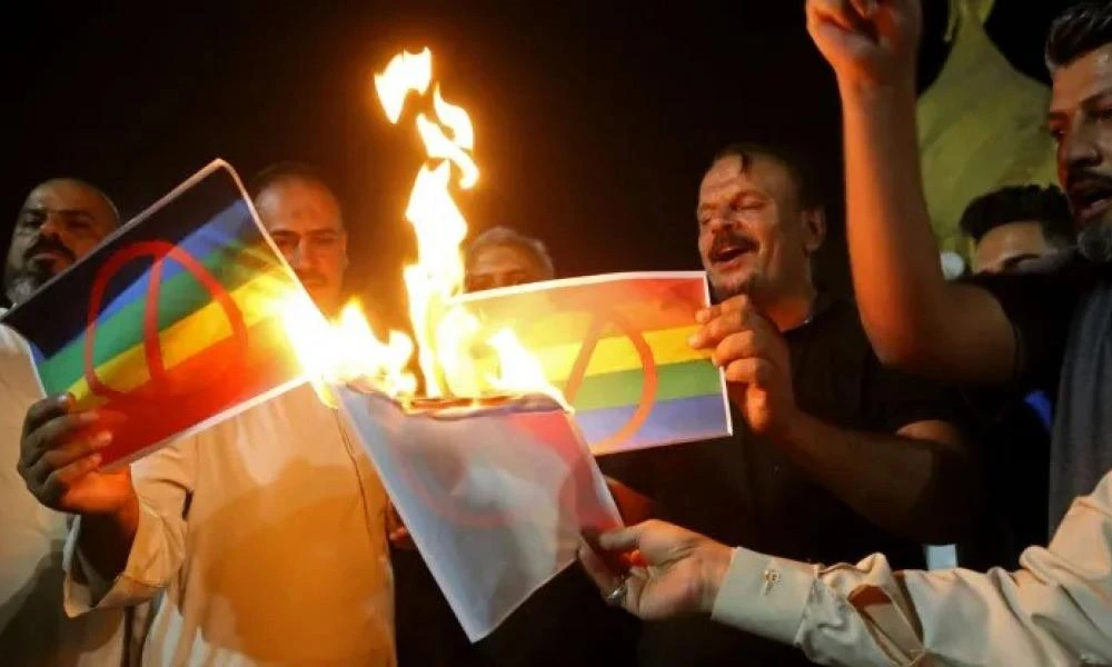 Ιράκ: Ποινικοποιεί την ομοφυλοφιλία με 15ετή φυλάκιση - Ποινή σε άνδρες για «θηλυπρεπή συμπεριφορά»